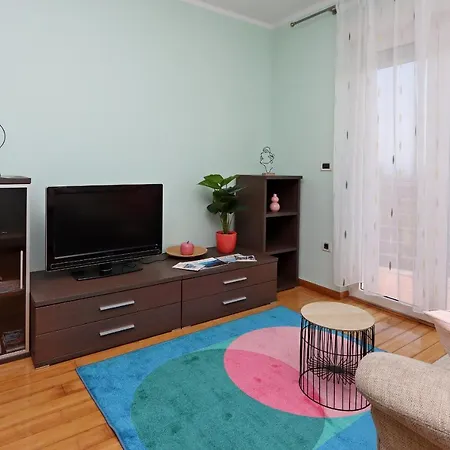 Starry Night - Smart Tv, Extra Big Bed, Big Bathtub, Private Parking, Sea View, Wifi, 2bedrooms Apartment *